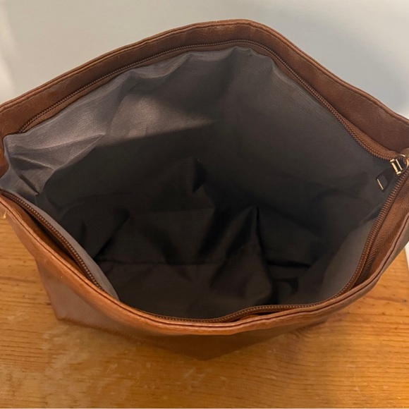 Elegant Brown Leather Shoulder Bag with Patterned Strap - Picture 5 of 8